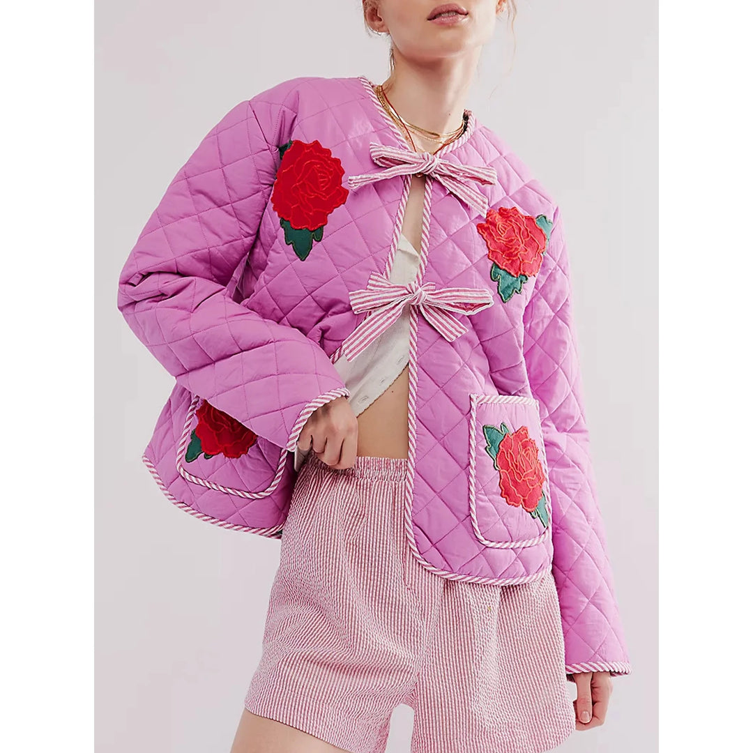 Chaqueta fina rosa con lazo y estampado de rosas