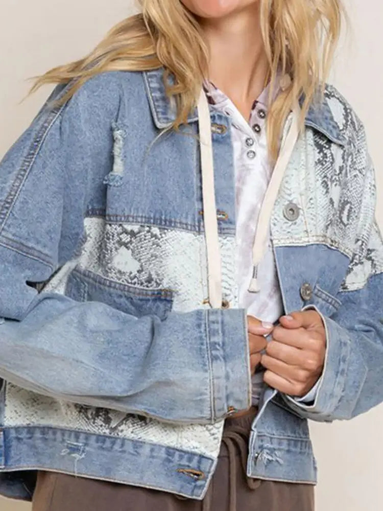 Chaqueta de mezclilla con parches de estampado animal