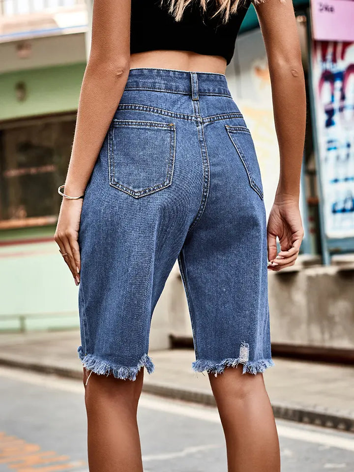 Naka-distrong Fringe Hem na Denim Shorts