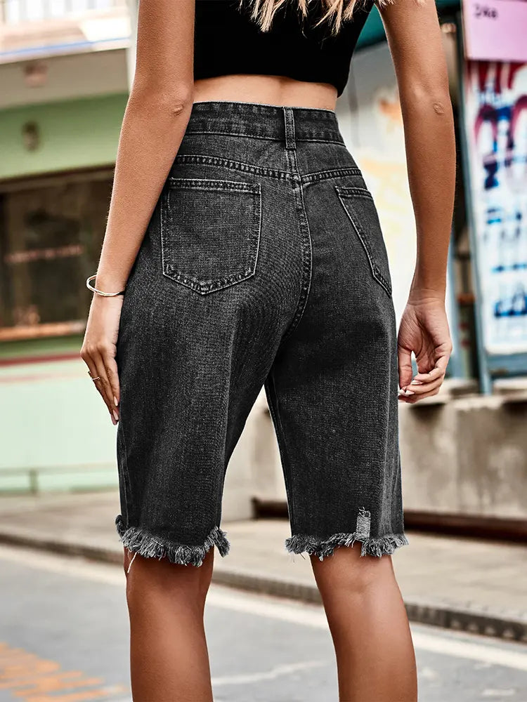 Naka-distrong Fringe Hem na Denim Shorts