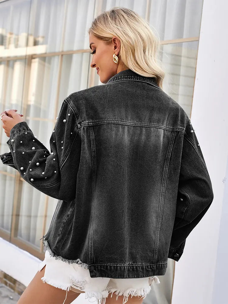 Perlenbesetzte gewaschene Jeansjacke