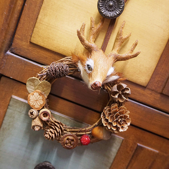 Decorazione da appendere con pigne natalizie a forma di testa di cervo