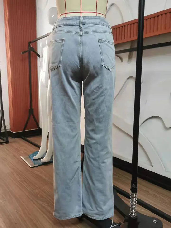 Pantaloni in denim lavato con orlo spaccato alla moda