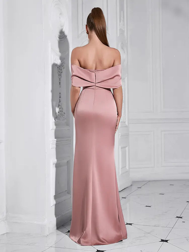 Elegante Eén-Schouder Gown met Diamantdetails