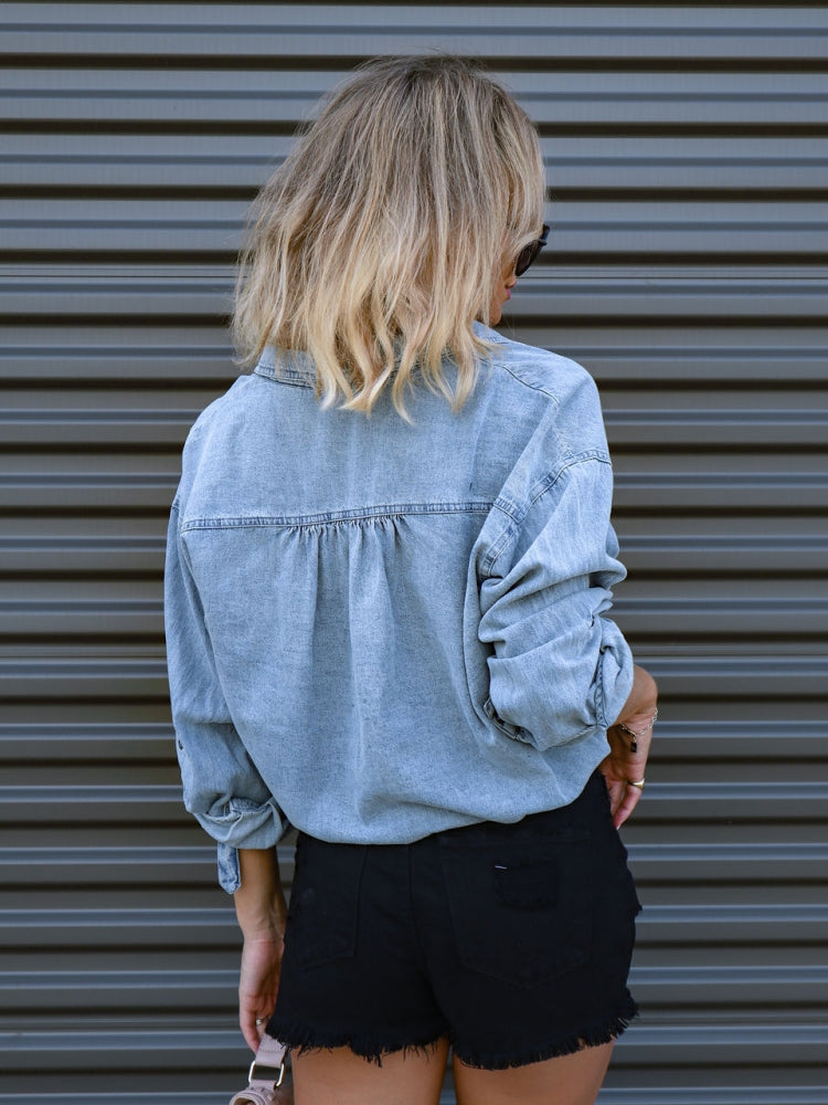 Chemise en jean avec poche sur le devant et cravate