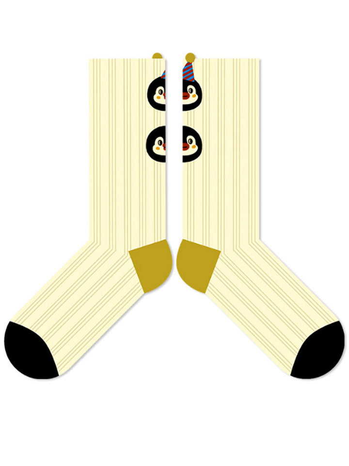 Chaussettes rayées de pingouin de dessin animé