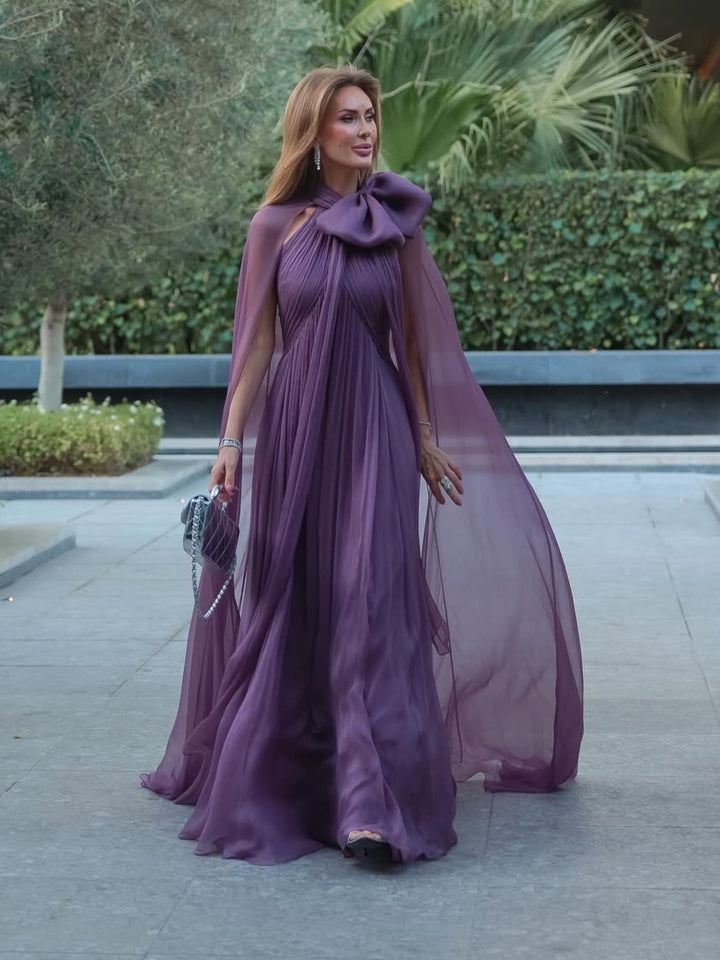 Mauve chiffon kappekjole med sløjfeærmer og plisseret maxi-length