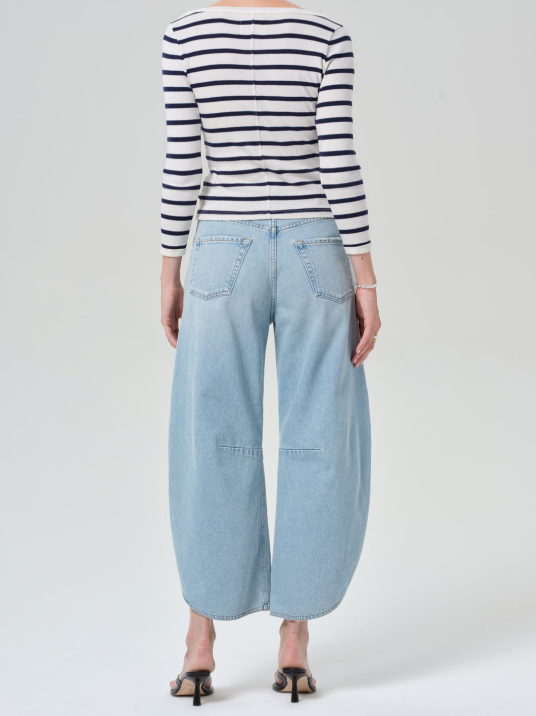 Jeans med buet kant og sideslidser