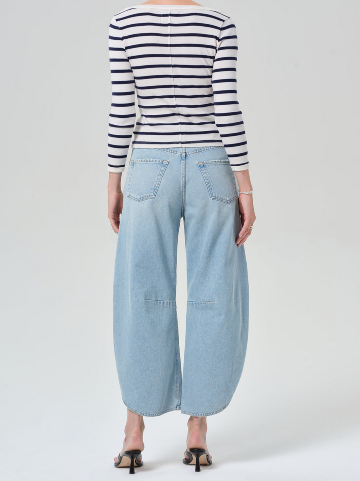 Jeans med buet kant og sideslidser