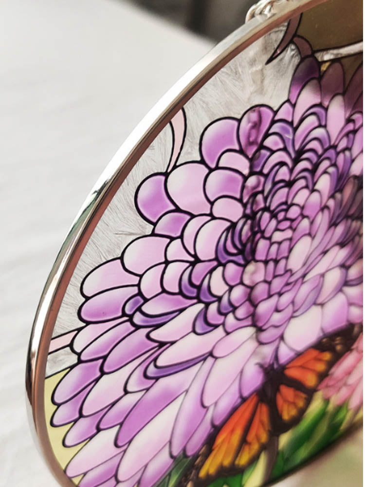 Decoração suspensa com padrão floral e borboleta
