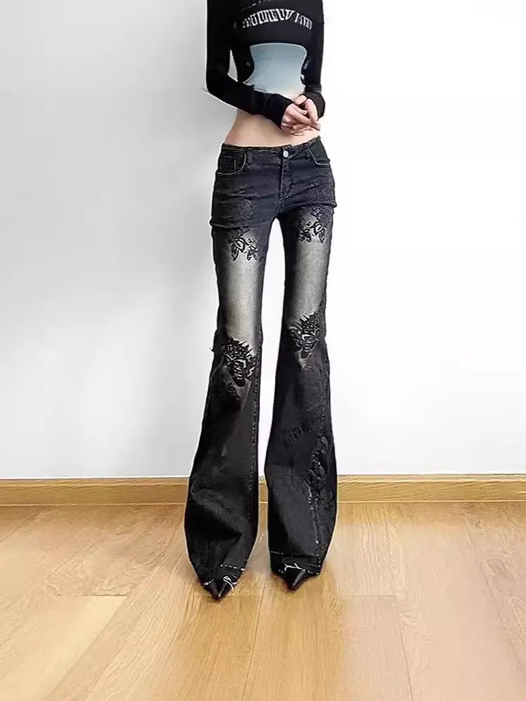 Jeans a vita bassa con motivo floreale vintage