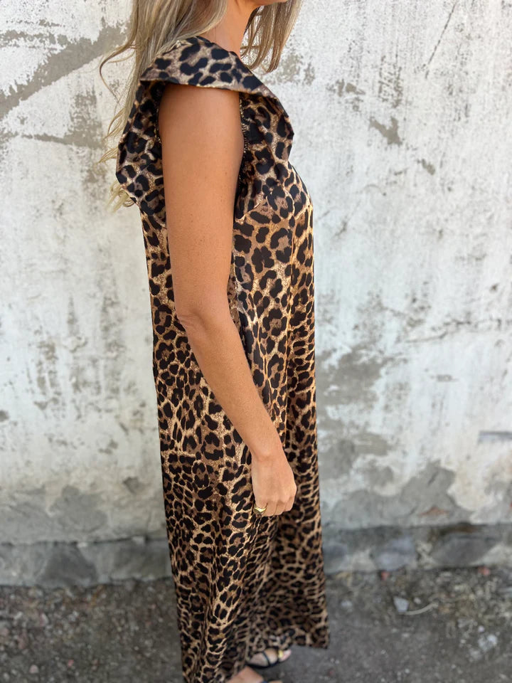 Vestido Maxi Viscose com Estampa de Leopardo e Bolsos Frontais