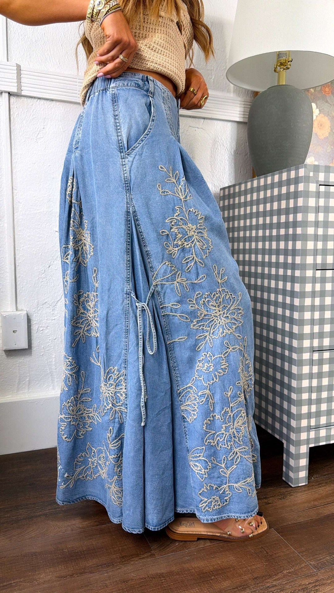Denimbukser med brede ben og blomsterdetaljer