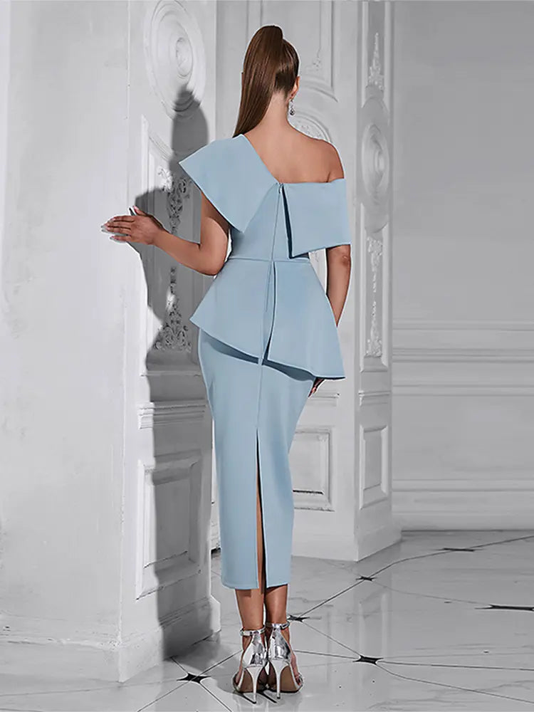 Robe bleue à volants dénudée sur les épaules