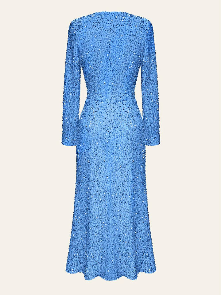 नीले रंग में सेक्विन से सजाई गई मखमली मिडी ड्रेस