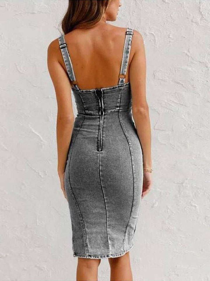 Vestido midi com elástico firme e alças ajustáveis ​​em jeans básico da This Seasons