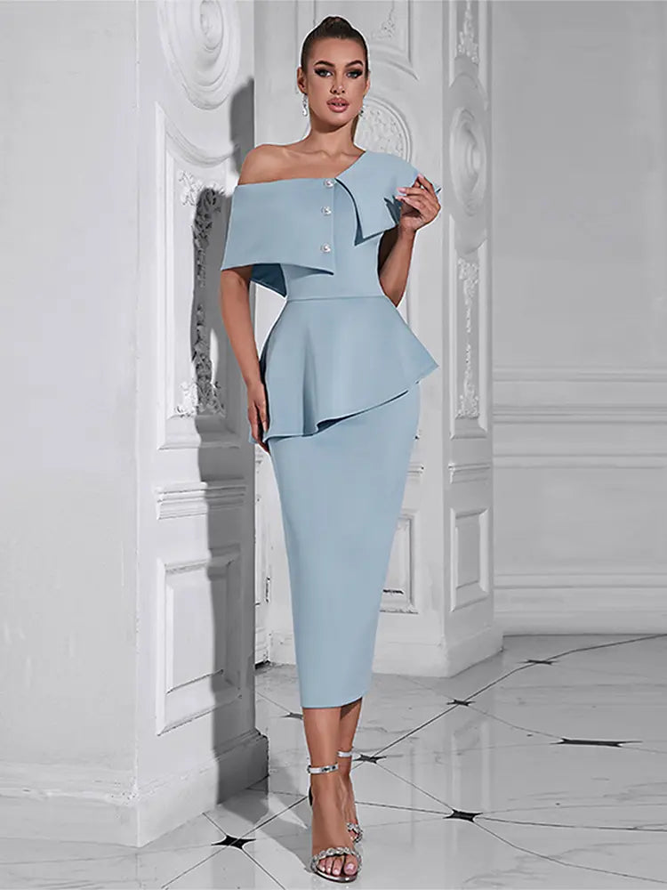 Robe bleue à volants dénudée sur les épaules