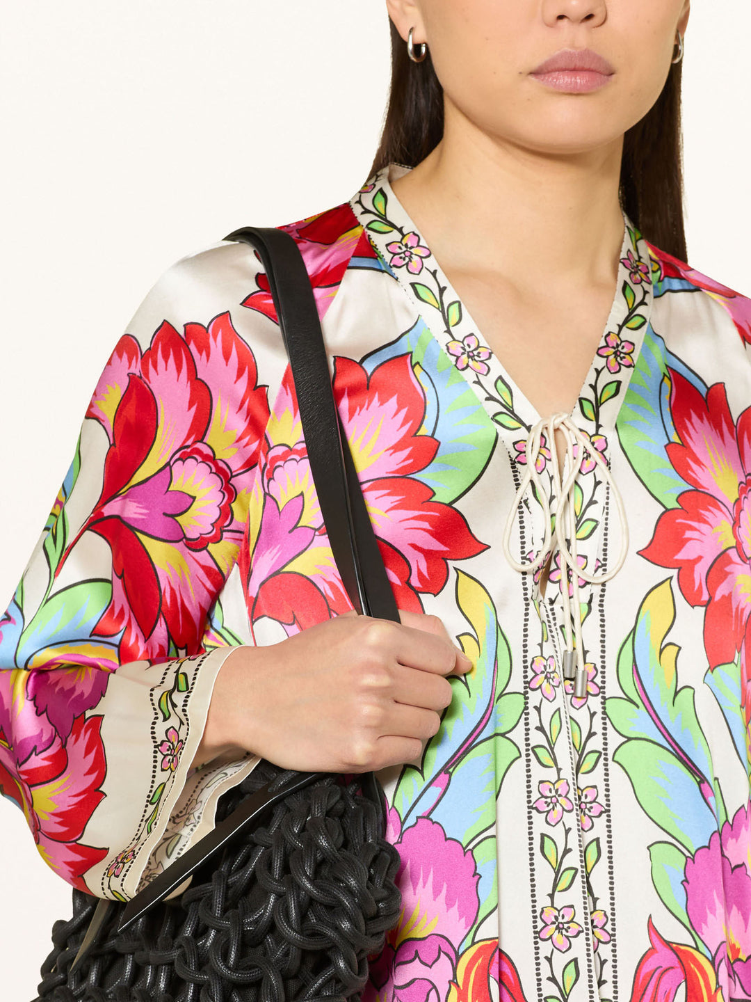 Completo camicetta in satin con stampa floreale vivace e pantaloni a gamba larga