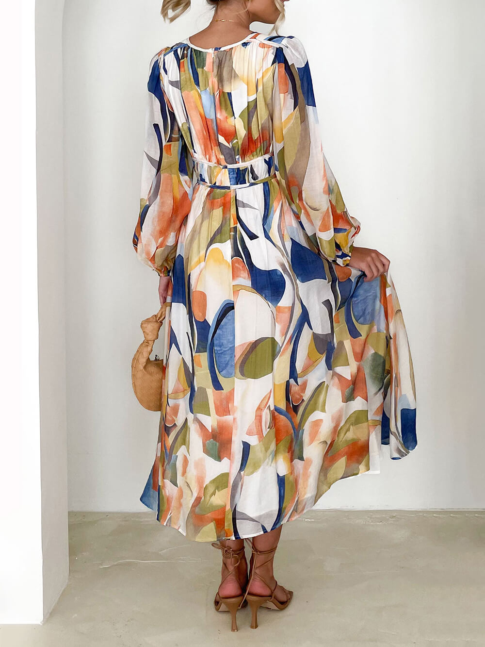 컬러풀한 기하학 패턴의 맥시 드레스