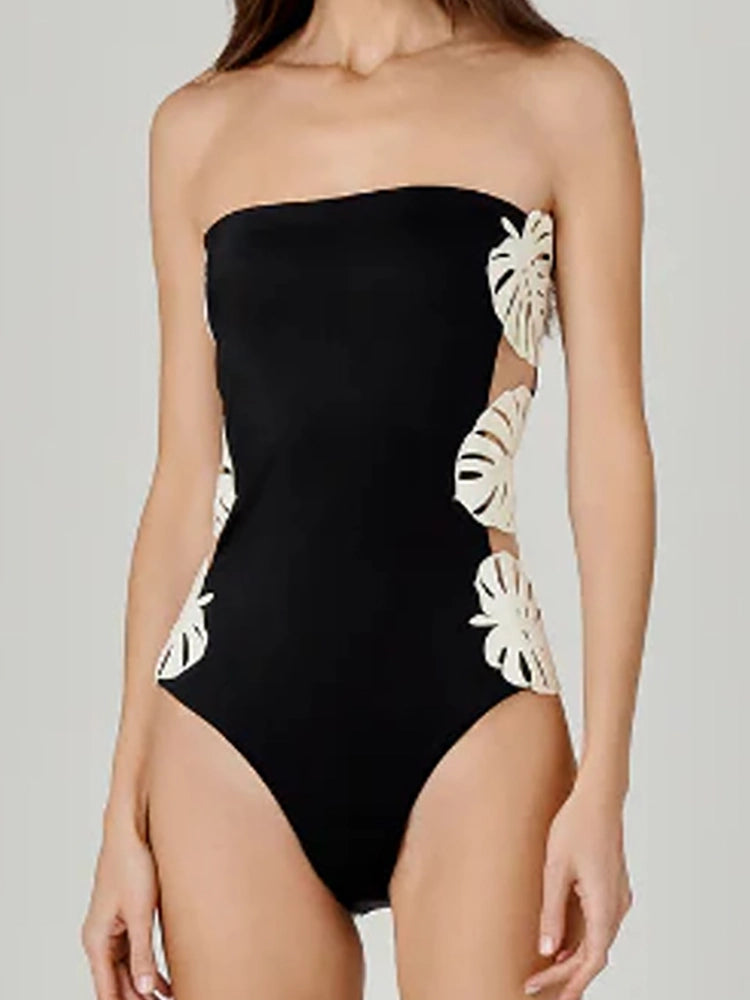 Traje de baño sin tirantes con recortes y parche de hojas
