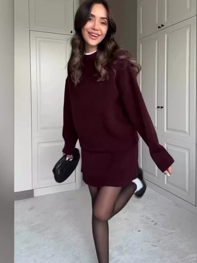 Conjunto de suéter e mini saia de malha de cor sólida
