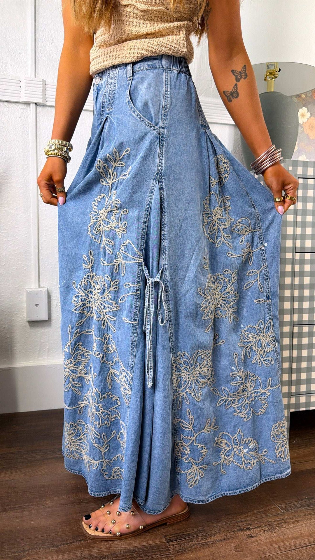 Denimbukser med brede ben og blomsterdetaljer
