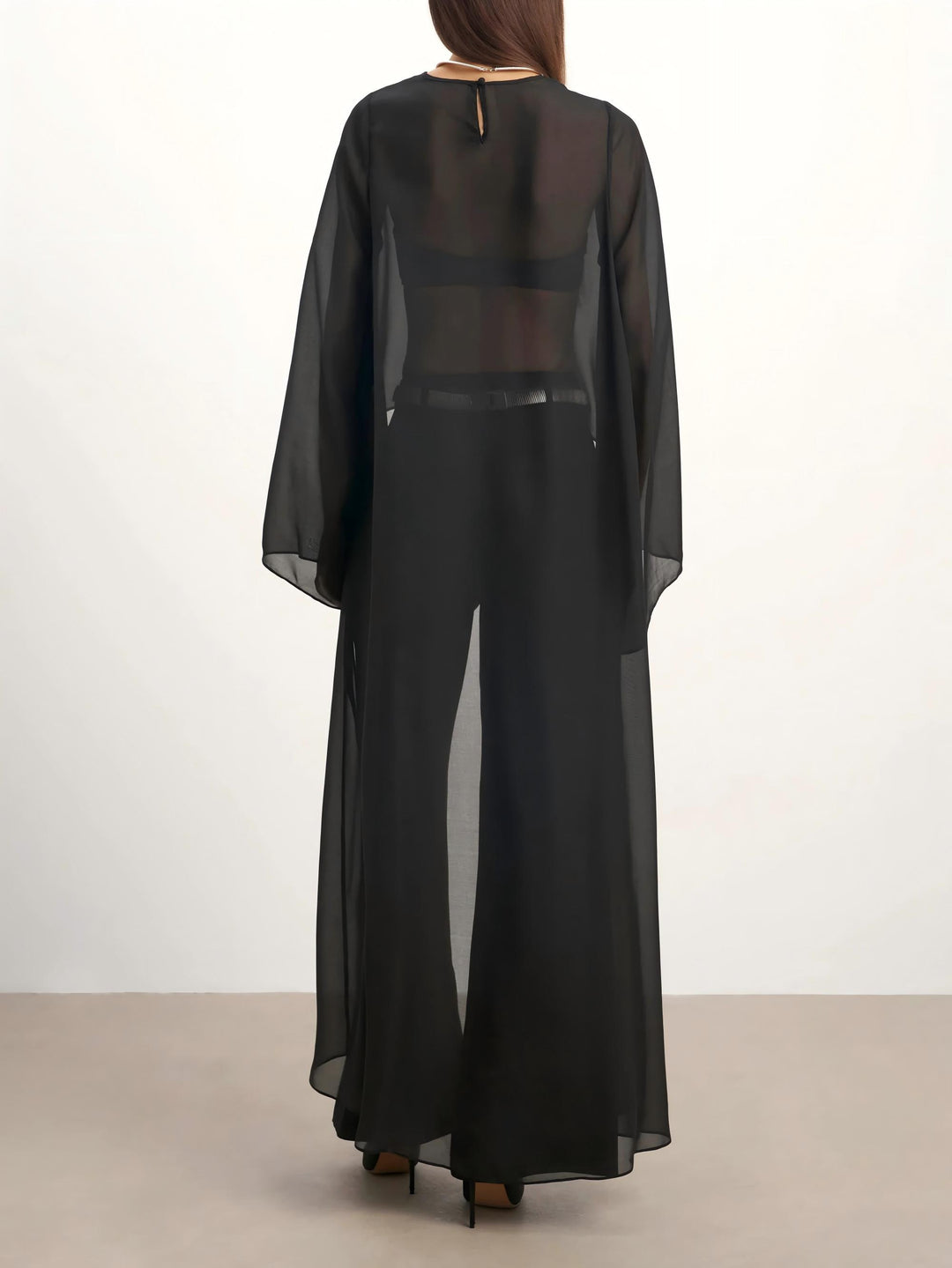 Blusa capa de gasa transparente y jeans de silueta curva