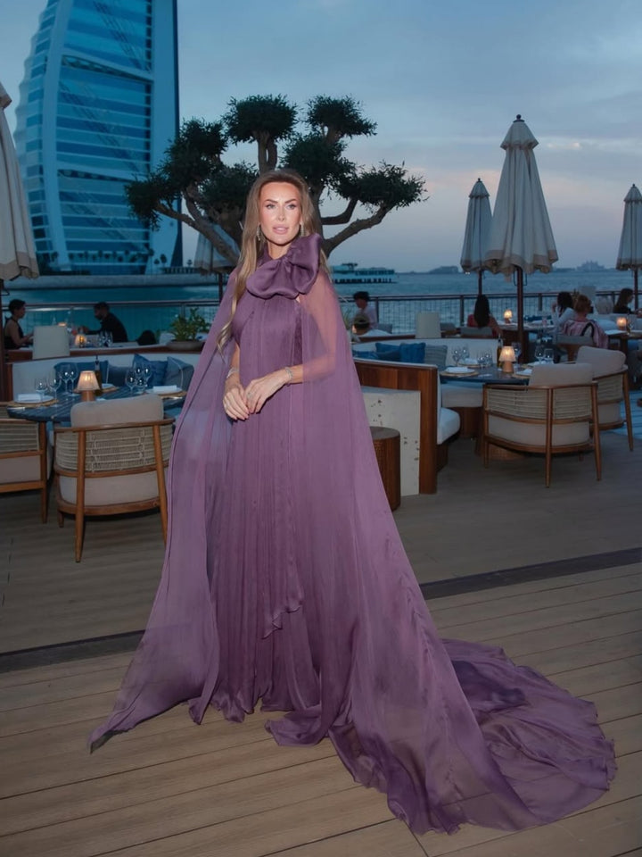 Mauve chiffon kappekjole med sløjfeærmer og plisseret maxi-length