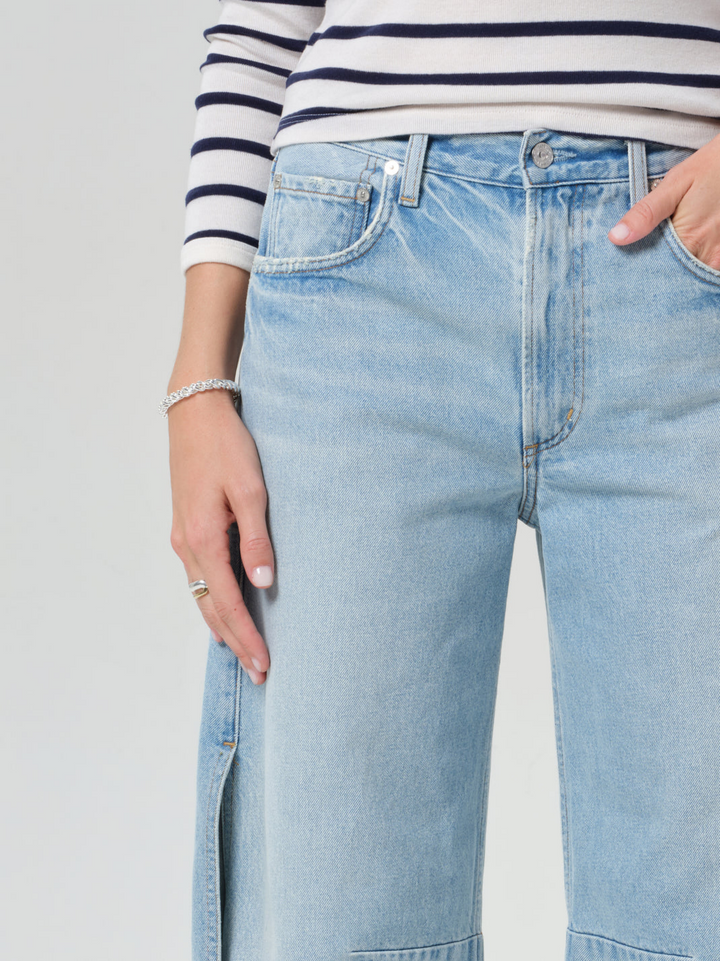 Jeans med buet kant og sideslidser