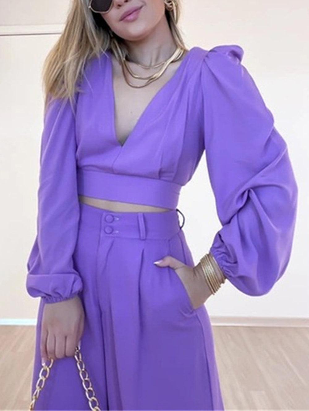 Conjunto de pantalones color lavanda con top con escote pronunciado