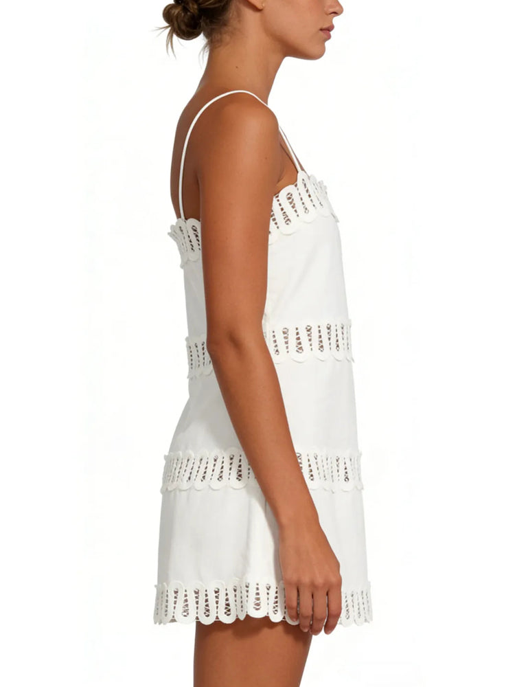Vestido corto blanco con ojales y borde en forma de concha