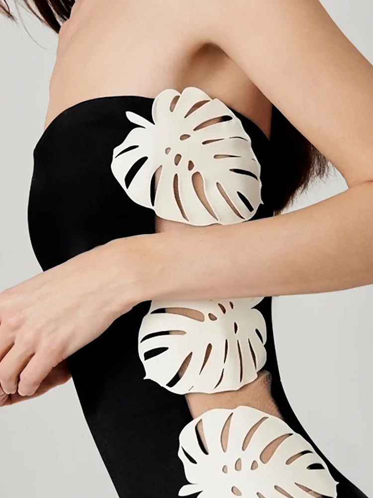 Traje de baño sin tirantes con recortes y parche de hojas