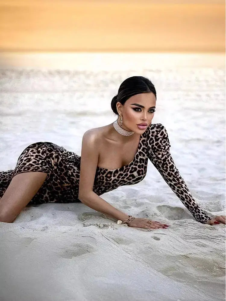 Rochie sexy cu umeri descoperiți, imprimeu leopard