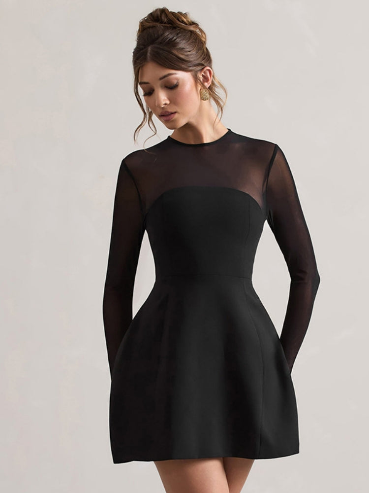 Gennemsigtig og elegant mesh-minikjole