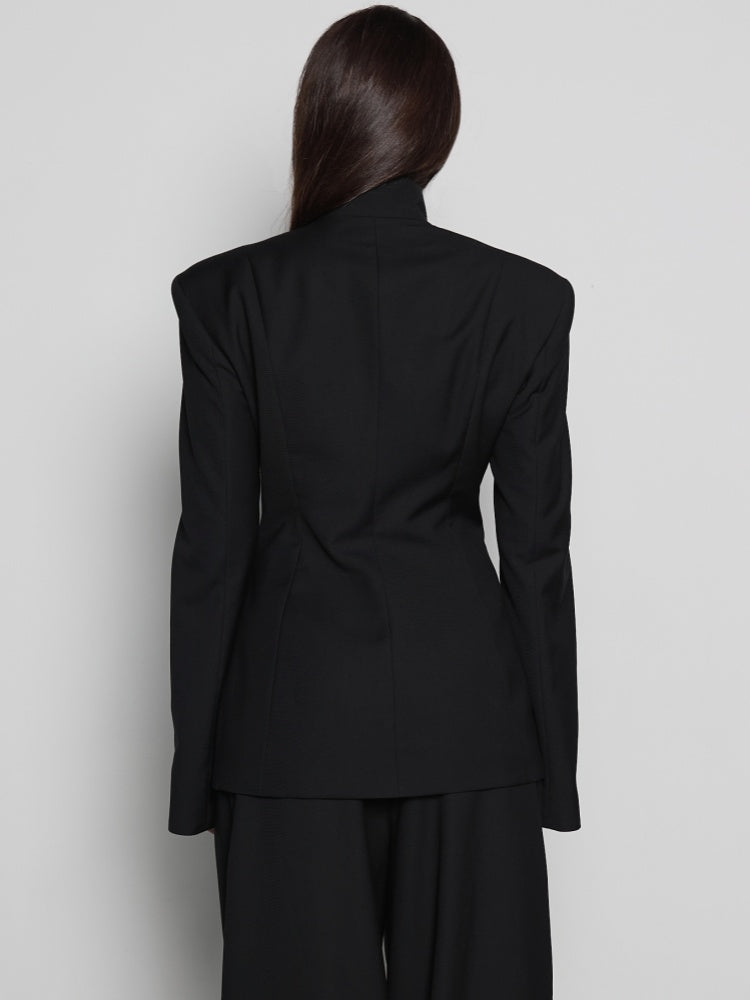 Minimalistische, maßgeschneiderte Jacke mit formgebendem Ausschnitt