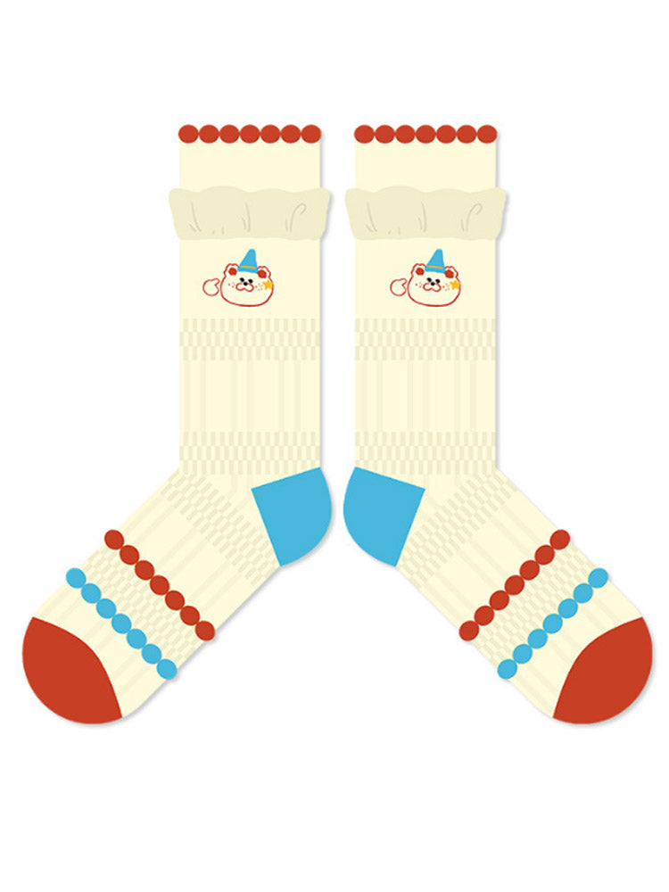 Gestreifte Socken mit kleinen roten Blumen im Cartoon-Stil