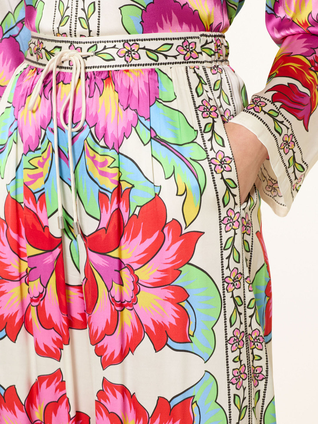 Completo camicetta in satin con stampa floreale vivace e pantaloni a gamba larga