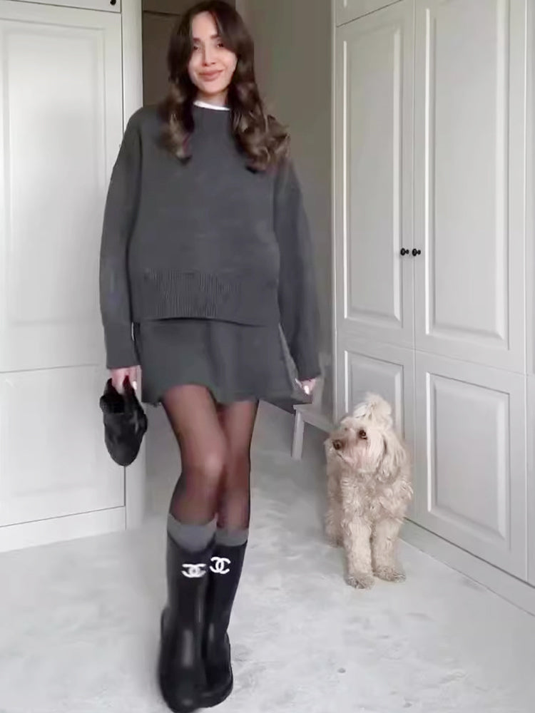 Conjunto de suéter e mini saia de malha de cor sólida
