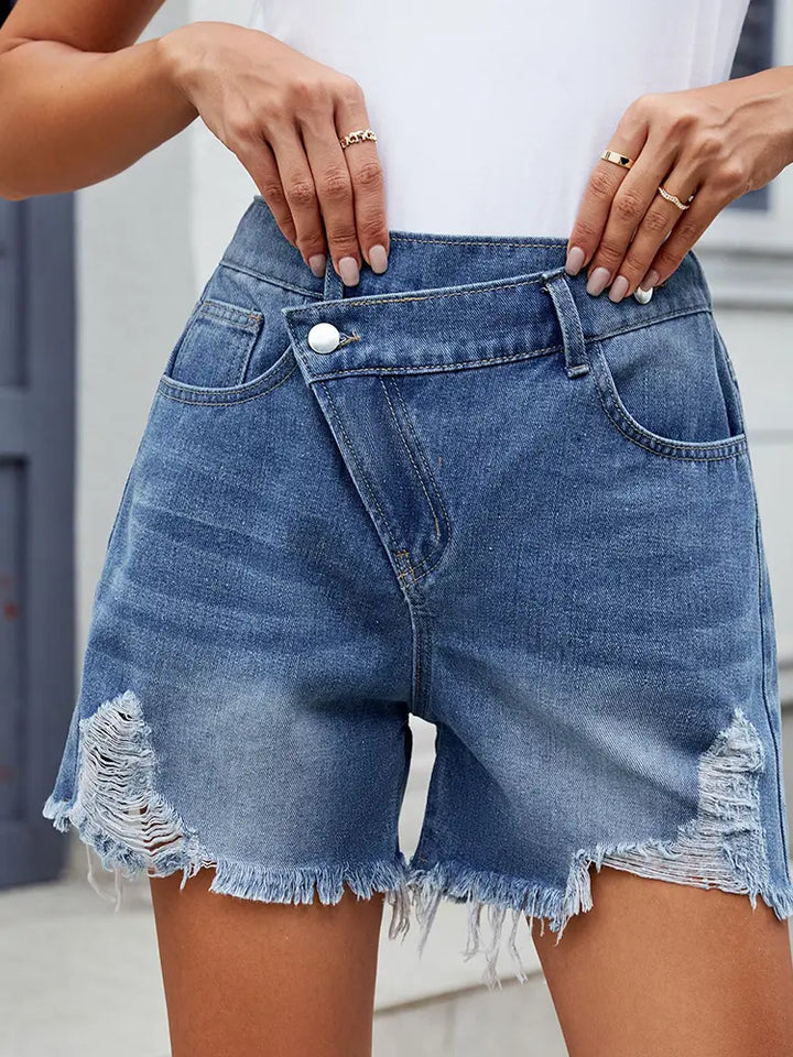 Shorts in denim asimmetrici con frange estive