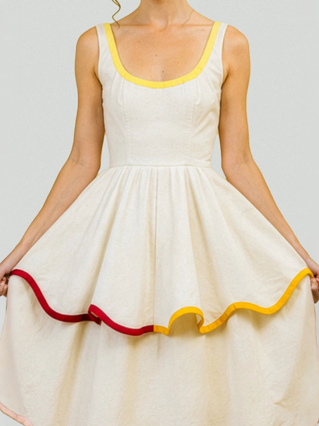 Robe midi évasée à volants avec encolure en U