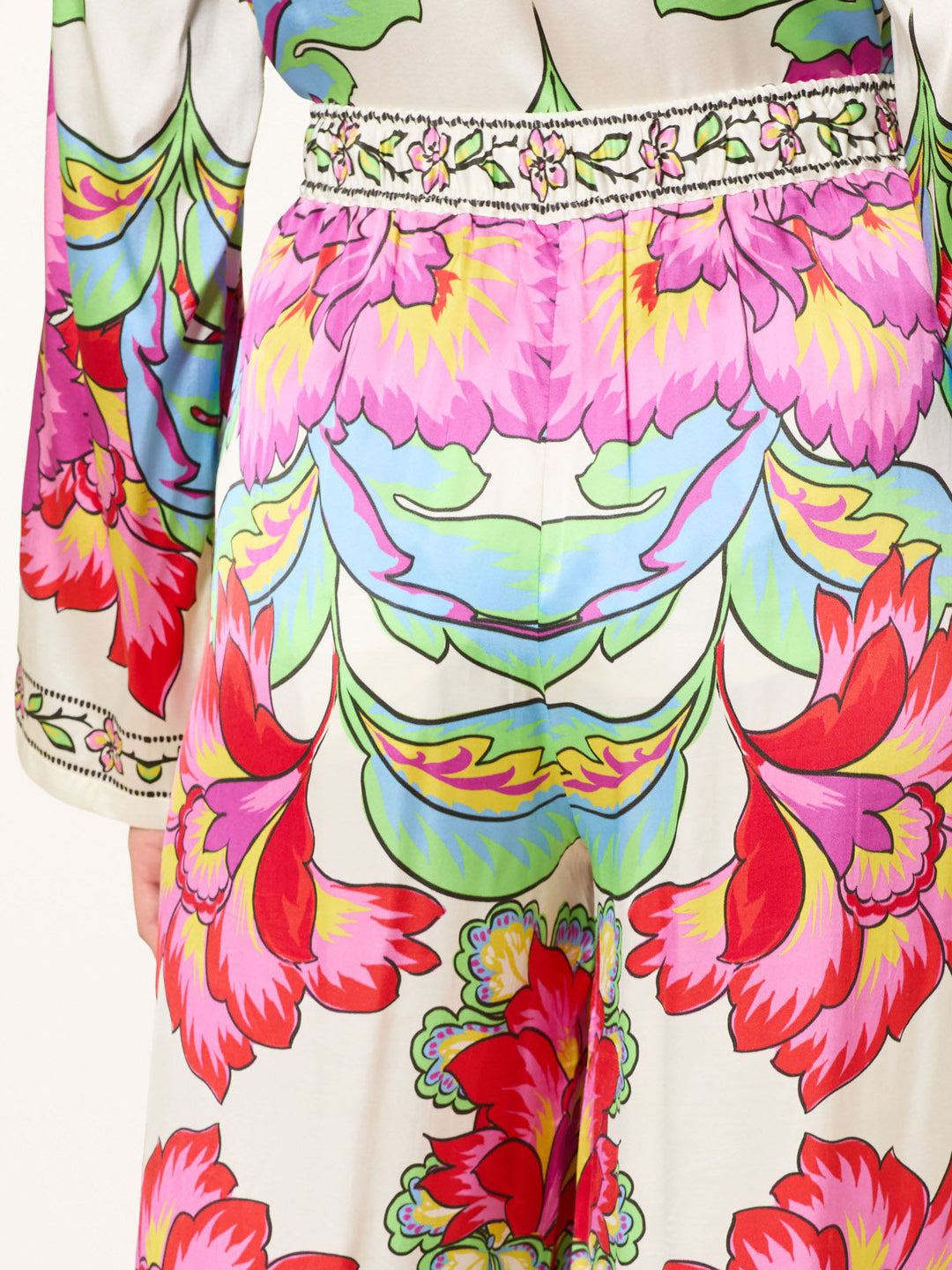Completo camicetta in satin con stampa floreale vivace e pantaloni a gamba larga