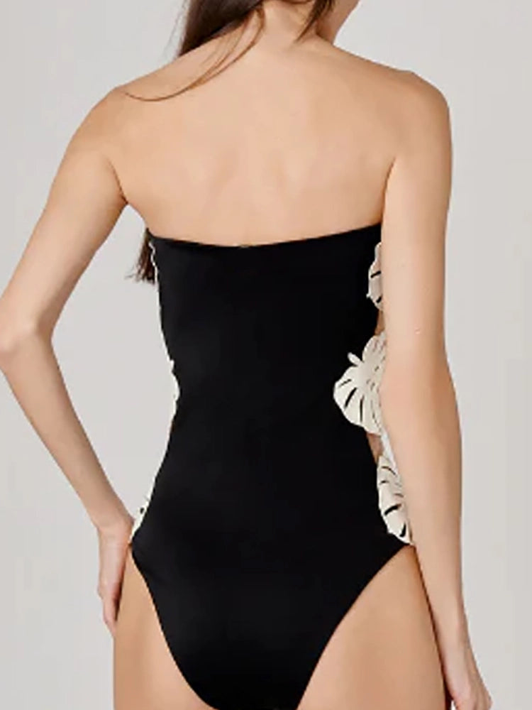 Traje de baño sin tirantes con recortes y parche de hojas