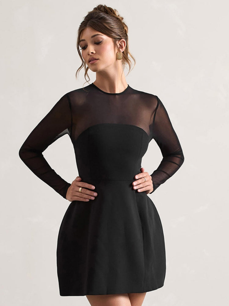 Gennemsigtig og elegant mesh-minikjole