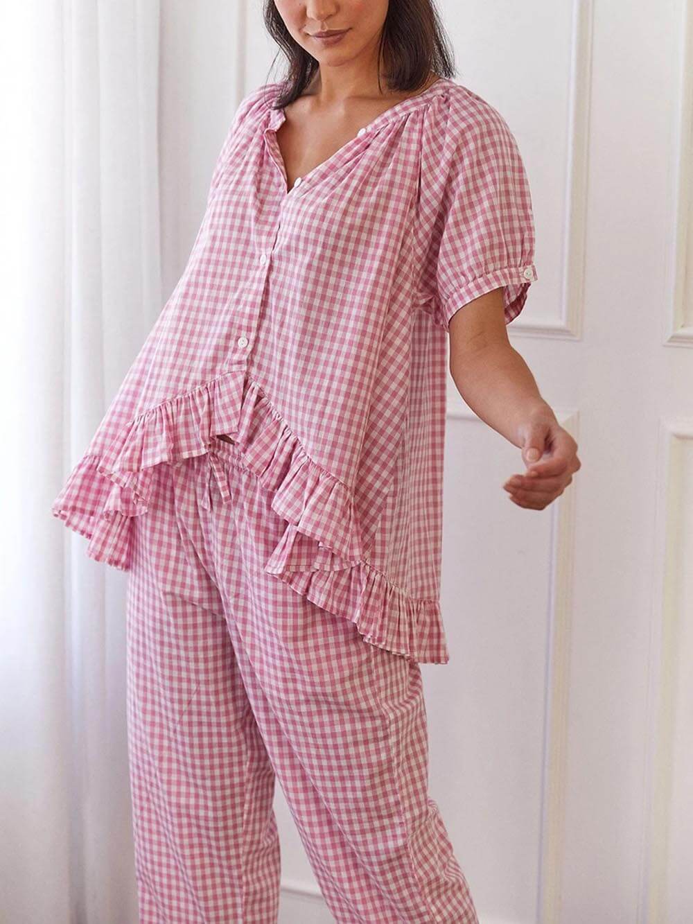 Conjunto de pijama informal con camisa estampada a cuadros y volantes