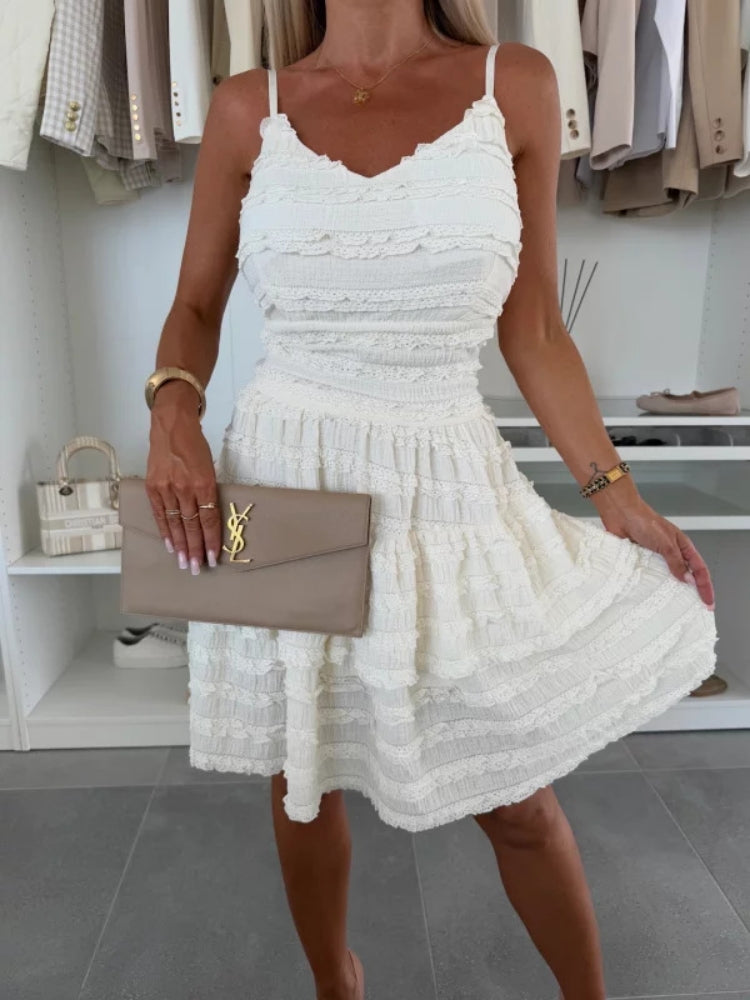 Robe courte unie avec bordure en dentelle et fente