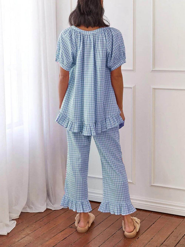 Afslappet pyjamassæt med flæsede plaidtryk