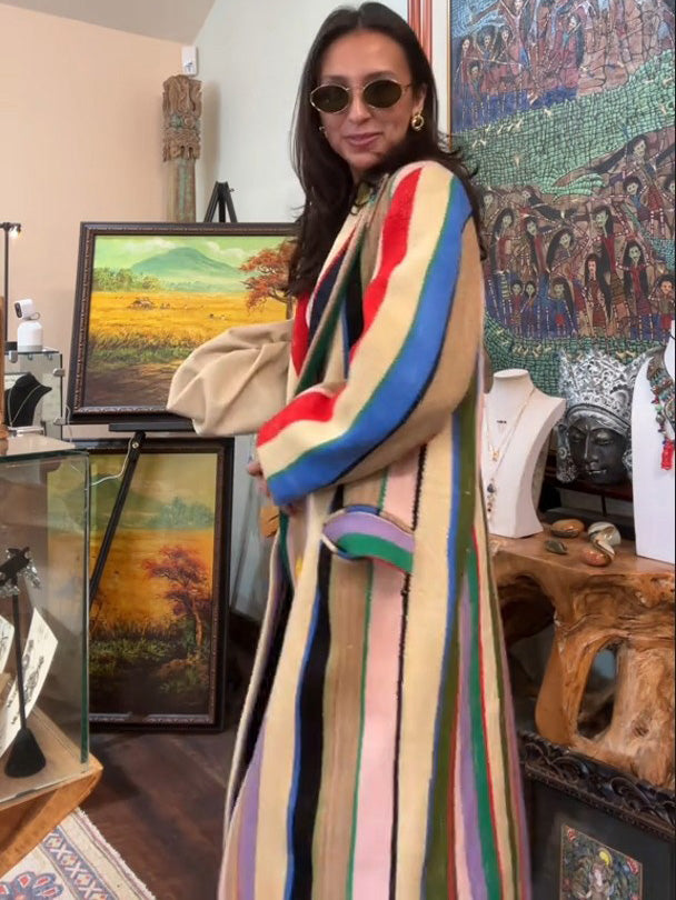 Manteau en toile de jute à rayures colorées