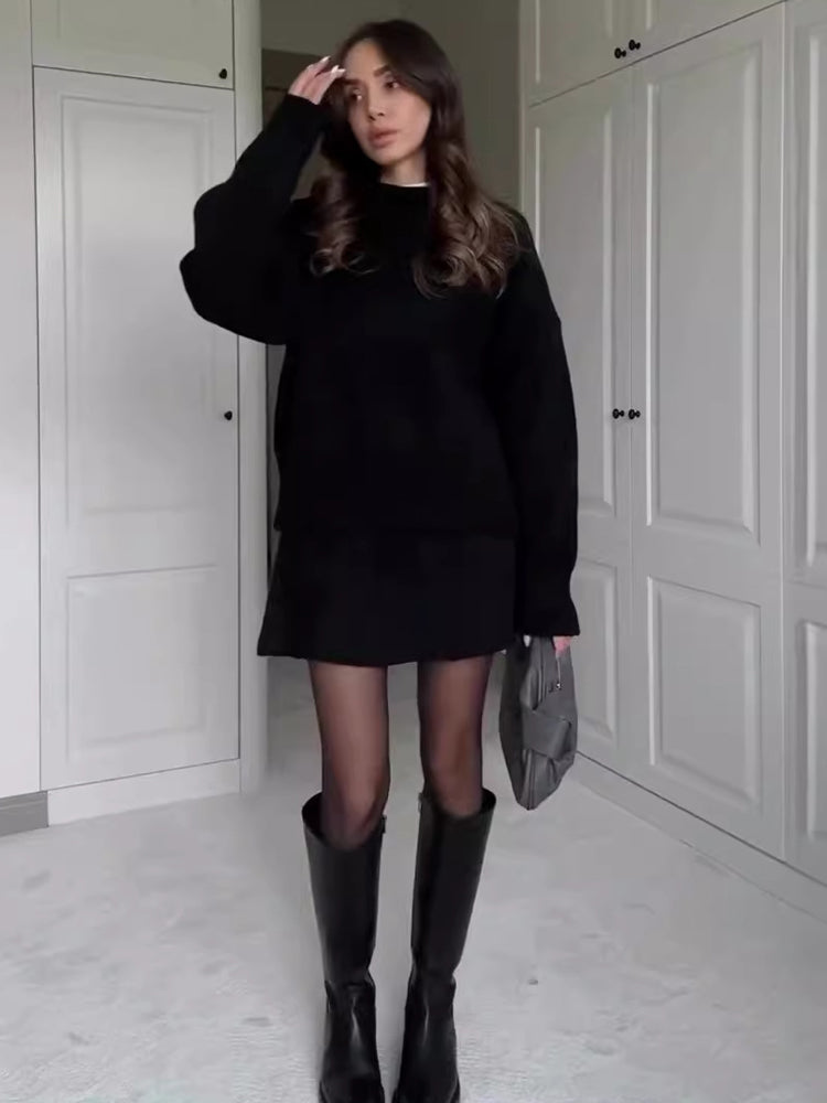 Conjunto de suéter e mini saia de malha de cor sólida