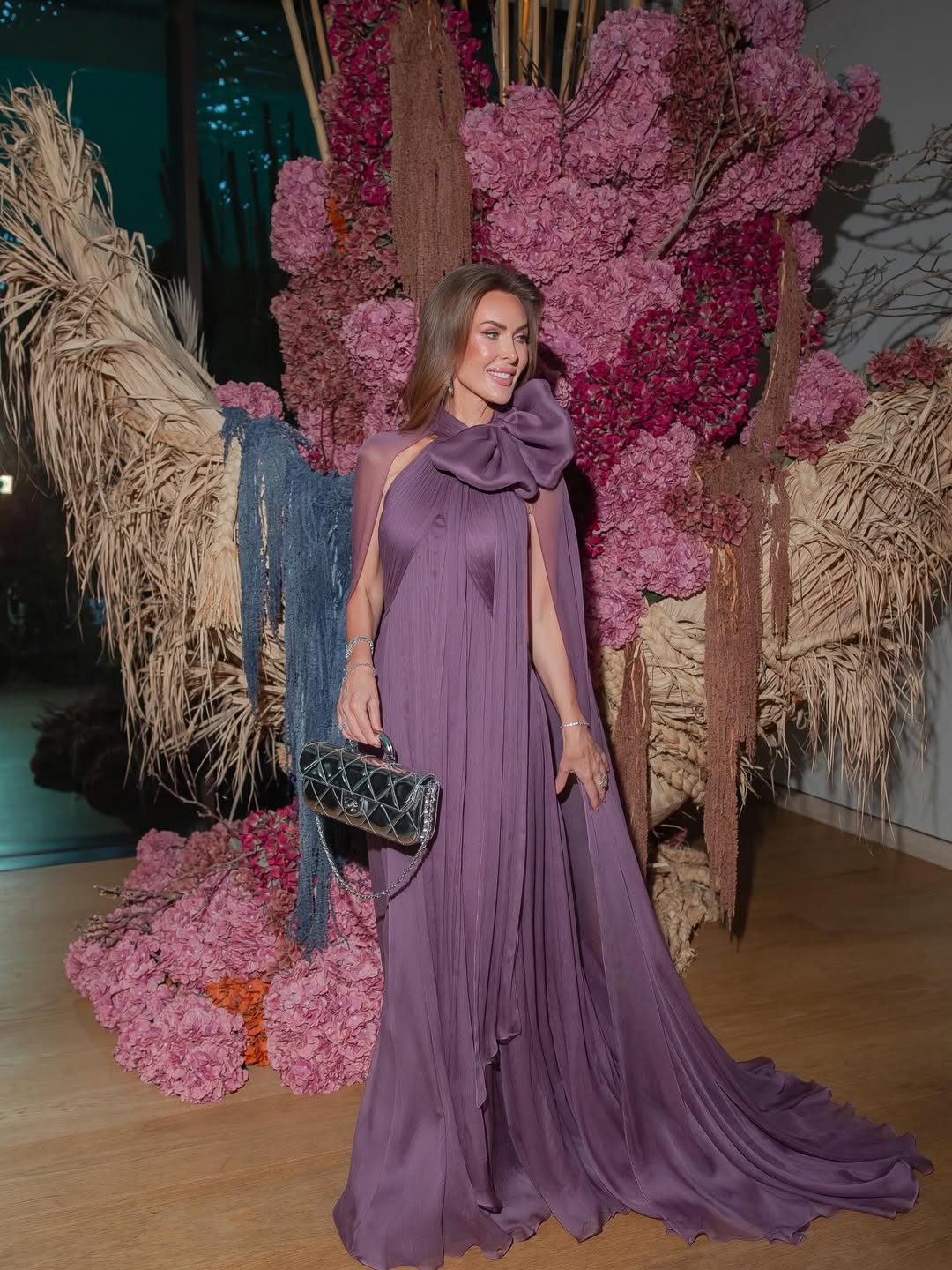 Mauve chiffon kappekjole med sløjfeærmer og plisseret maxi-length