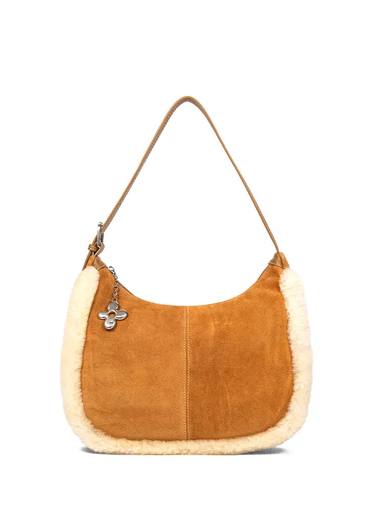 Schultertasche im Hobo-Stil aus Lammfell in Halbmondform